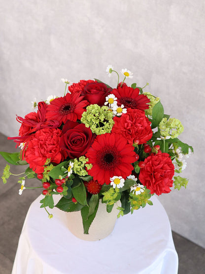 母の日おすすめ レッド基調のアレンジ （中サイズ）お急ぎ便