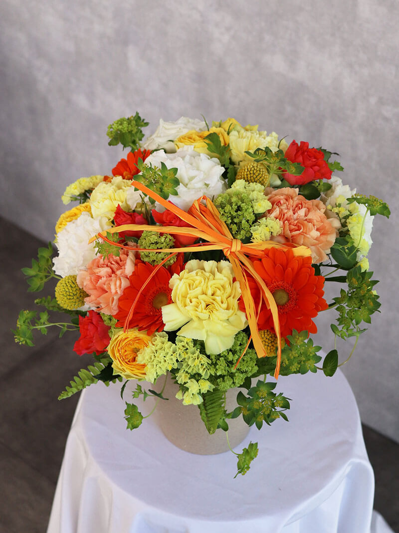 母の日おすすめ 黄色オレンジ基調のアレンジ （中サイズ）お急ぎ便