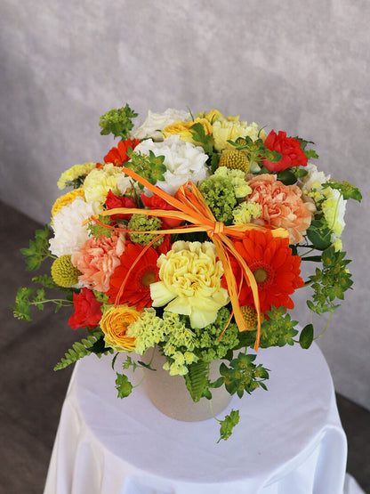 母の日おすすめ 黄色オレンジ基調のアレンジ （中サイズ）お急ぎ便