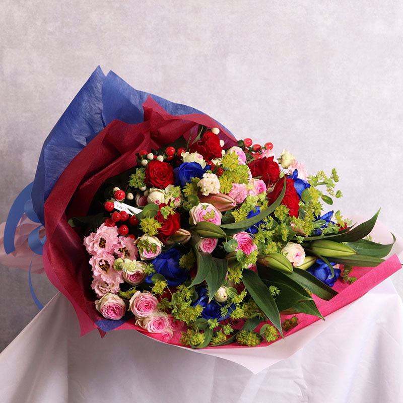 青バラが彩る華やか花束