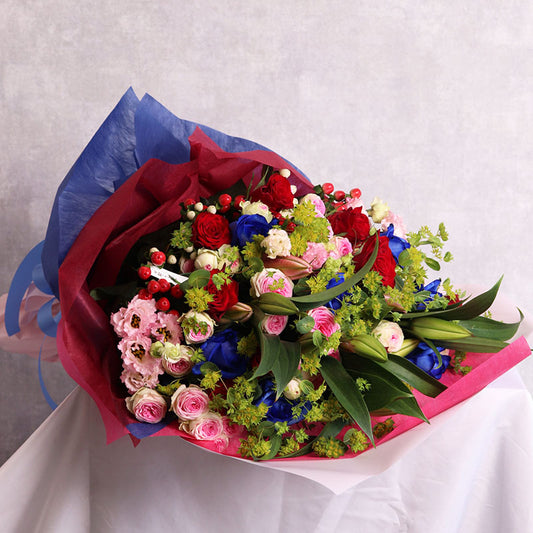 青バラが彩る華やか花束