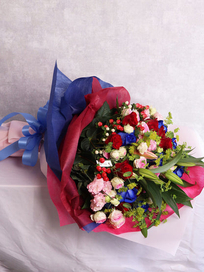 青バラが彩る華やか花束
