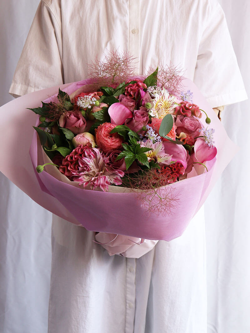 春のピンクブーケ くすんだ色合いのピンクブーケ – ますかわ花店