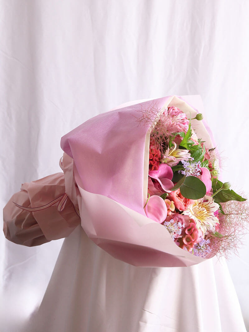 くすんだ色合いのピンクブーケ – ますかわ花店