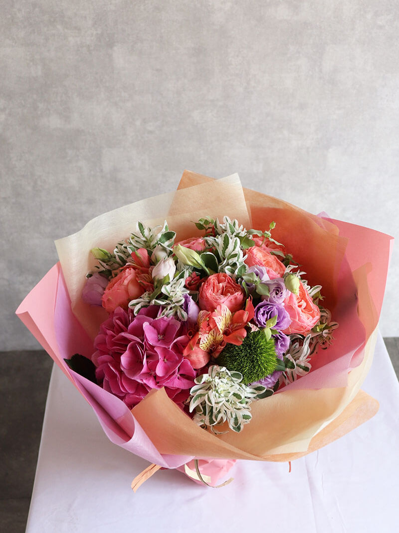華やかピンクの彩りブーケ